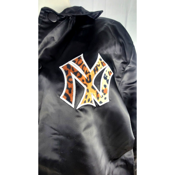 Starter Black Label NY Yankees Jacket Women's M Animal Print Logo Black Satin - Picture 2 of 12